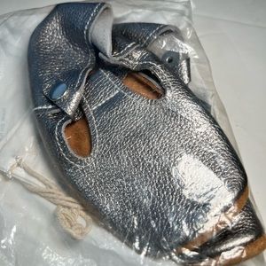 Mon Petit Toddler Mary Jane moccasins shoes - size 8 - gunmetal silver